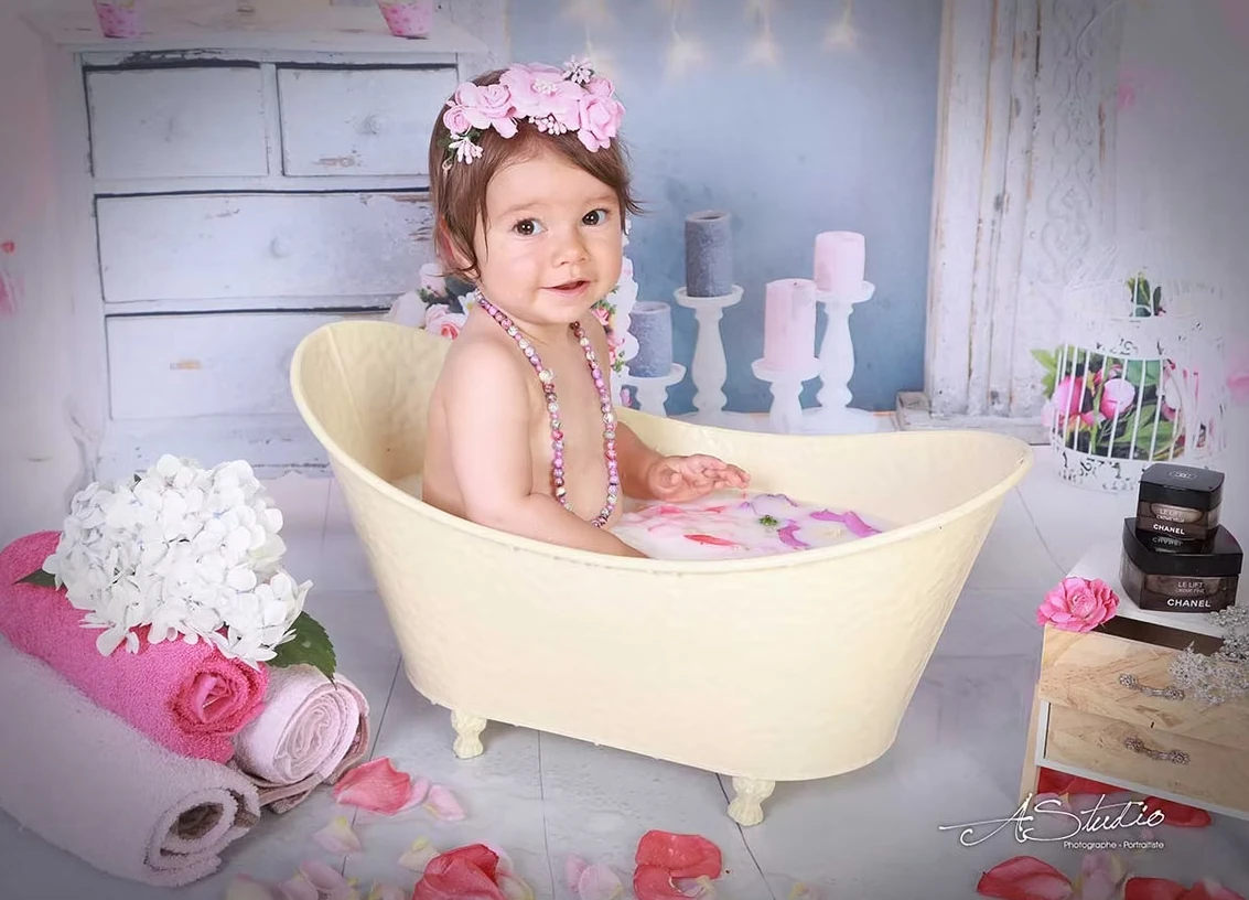 Petite fille dans un bain de lait fleuri chez AStudio