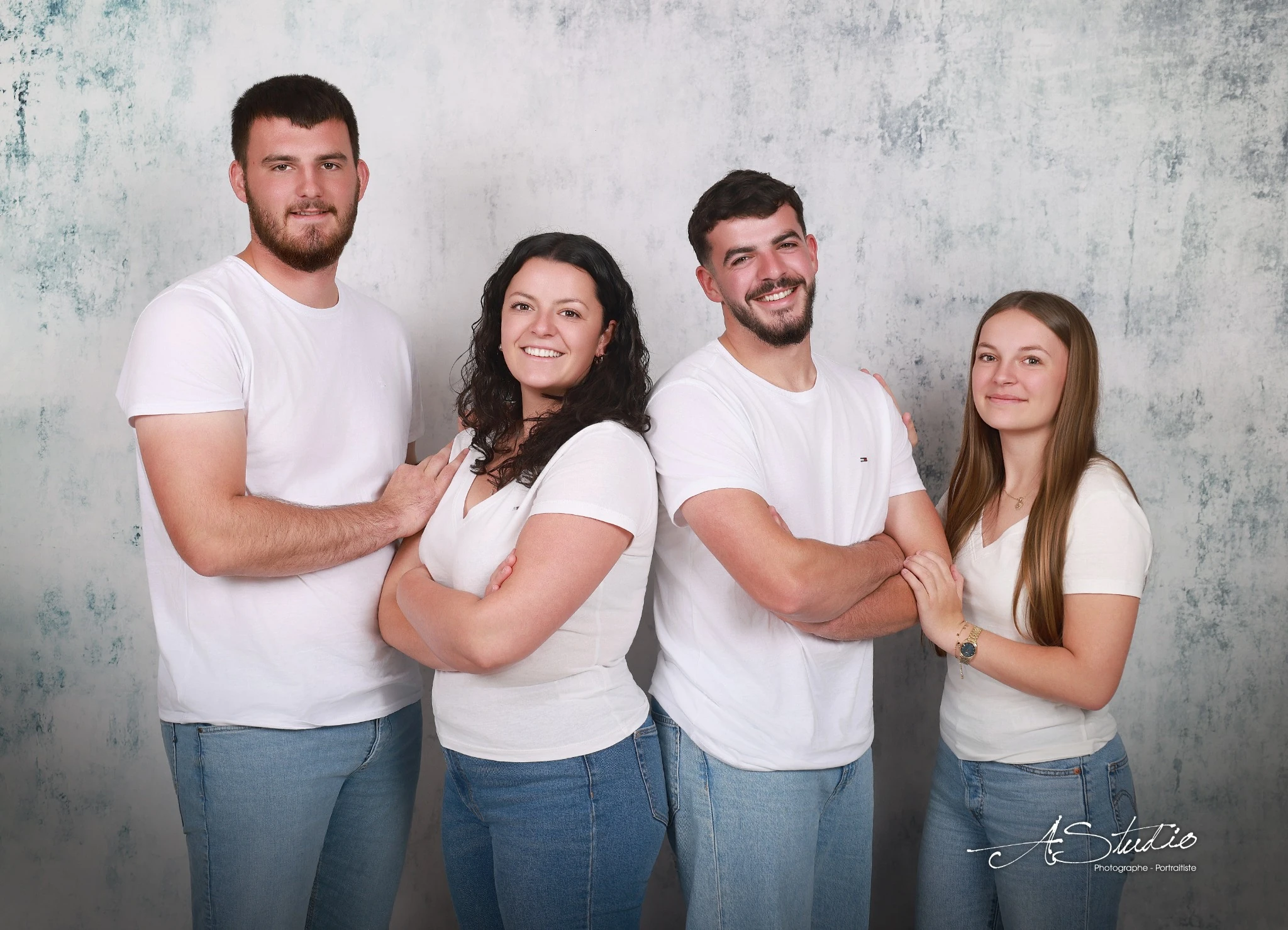 Portrait de quatre jeunes adultes en studio chez AStudio à Fougères