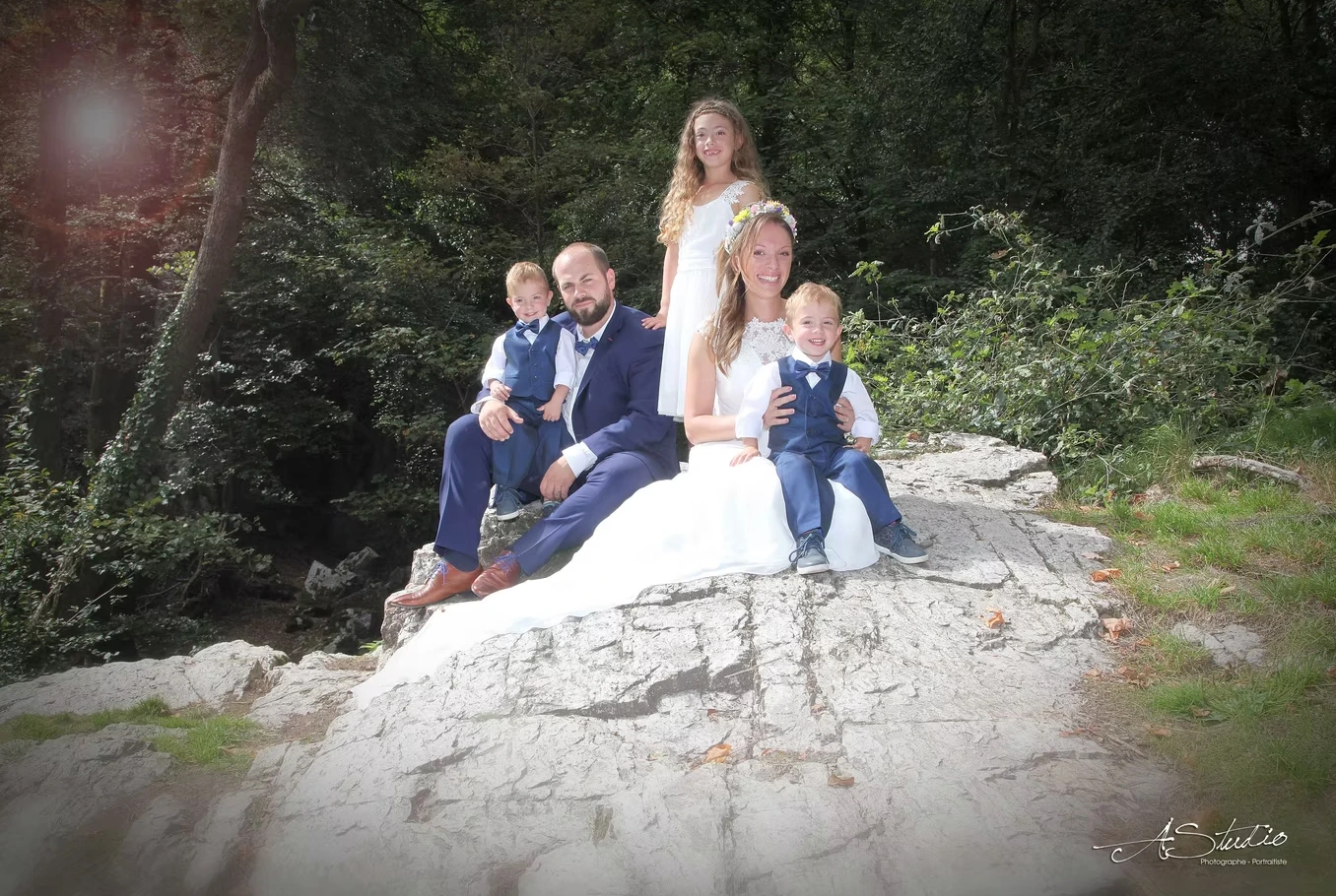 Mariés avec leurs enfants lors d’un reportage mariage AStudio