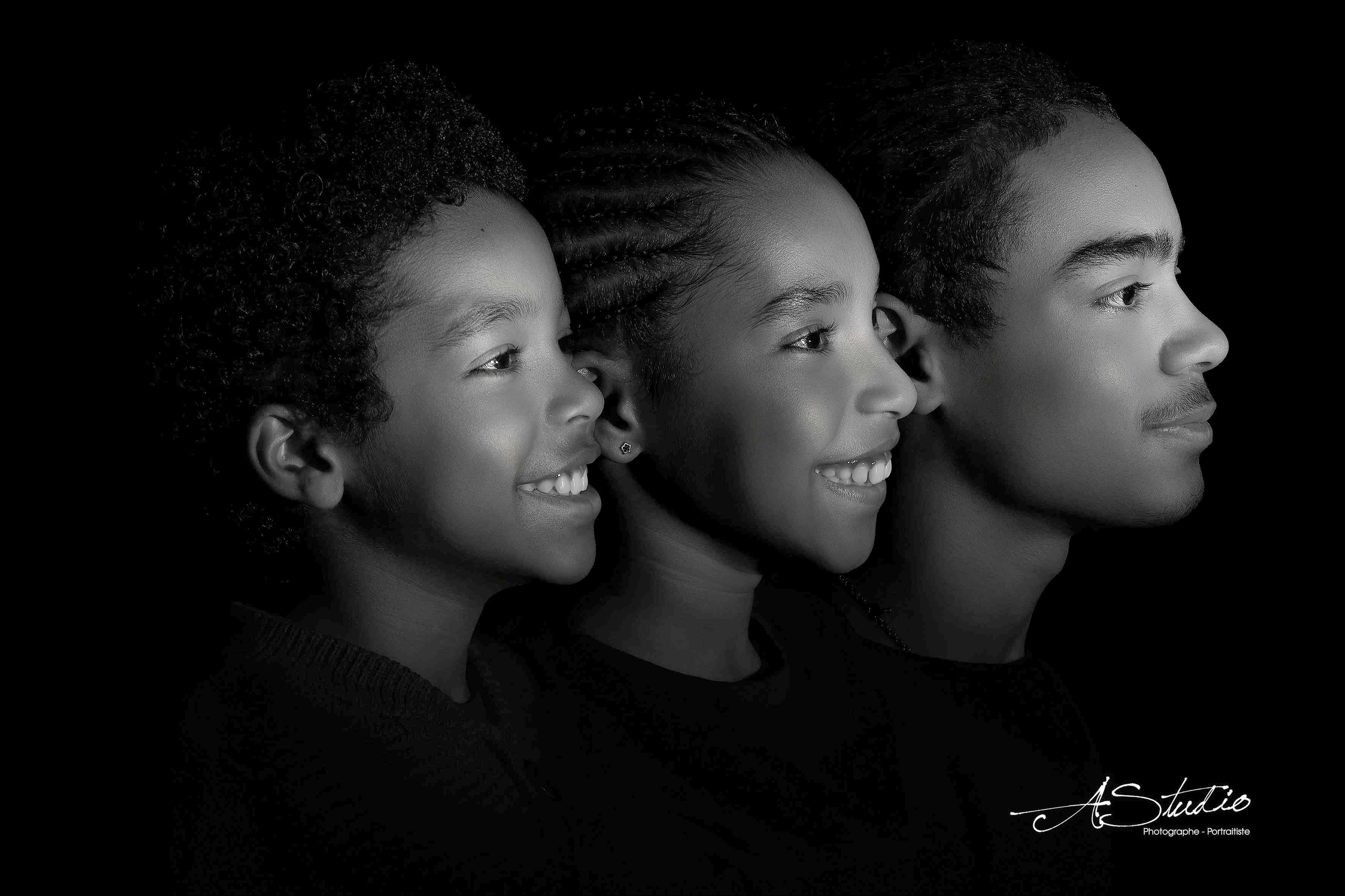Portrait de trois jeunes de profil en noir et blanc