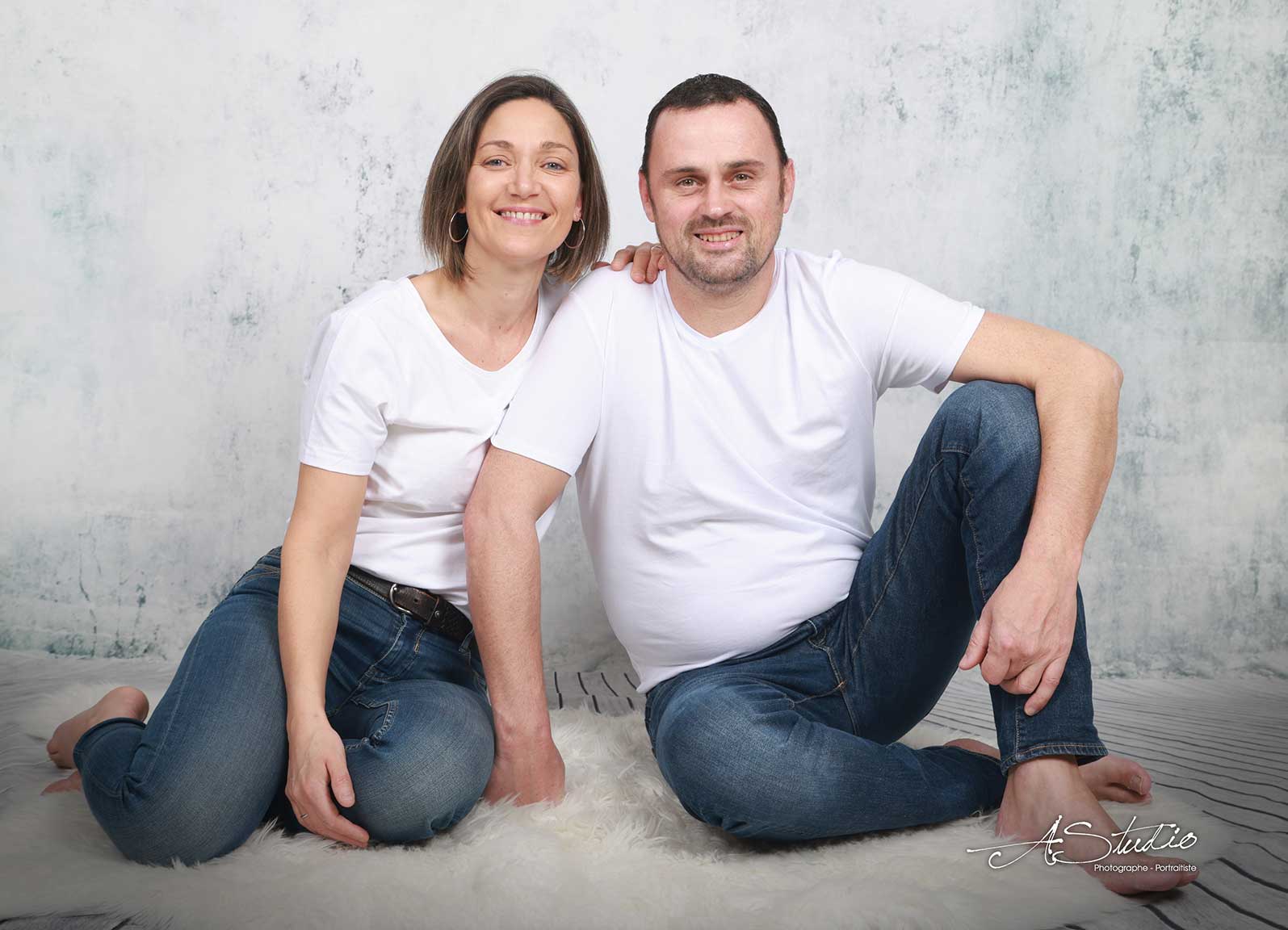 Couple assis lors d’une séance photo en studio