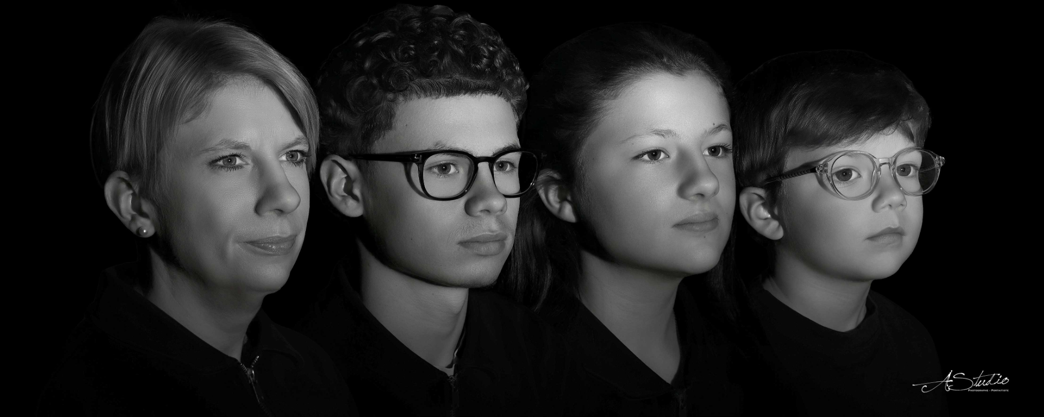 Composition Reflets de Profils réunissant quatre membres d’une famille en noir et blanc