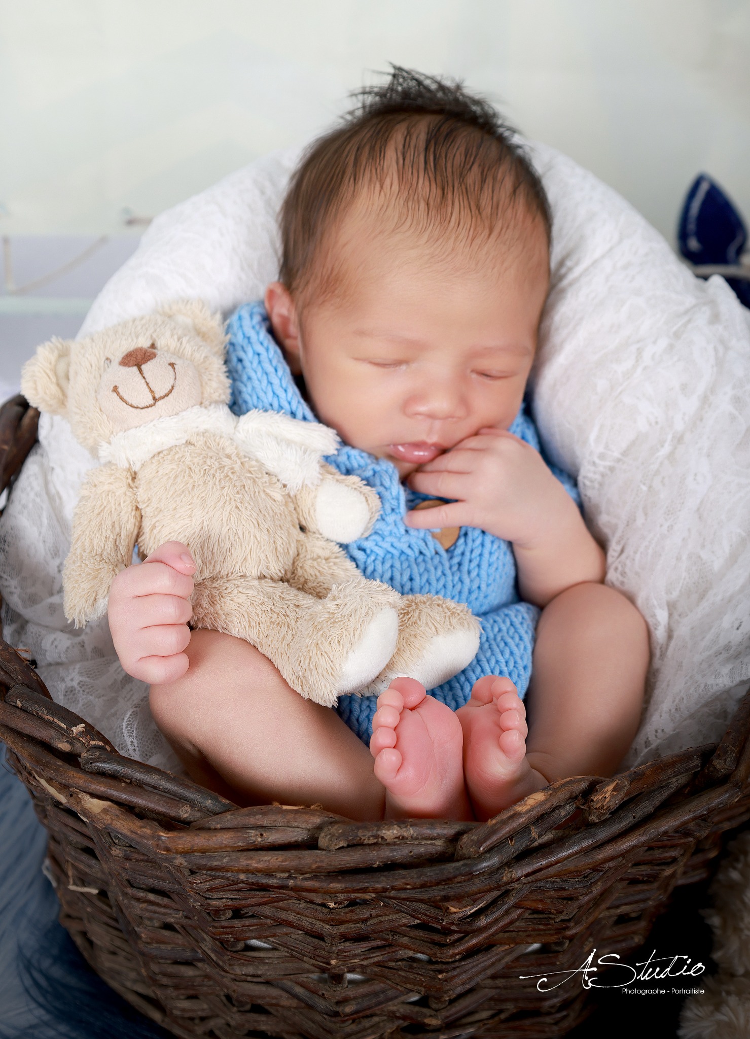 Nouveau-né endormi avec son doudou lors d’une séance naissance chez AStudio à Fougères