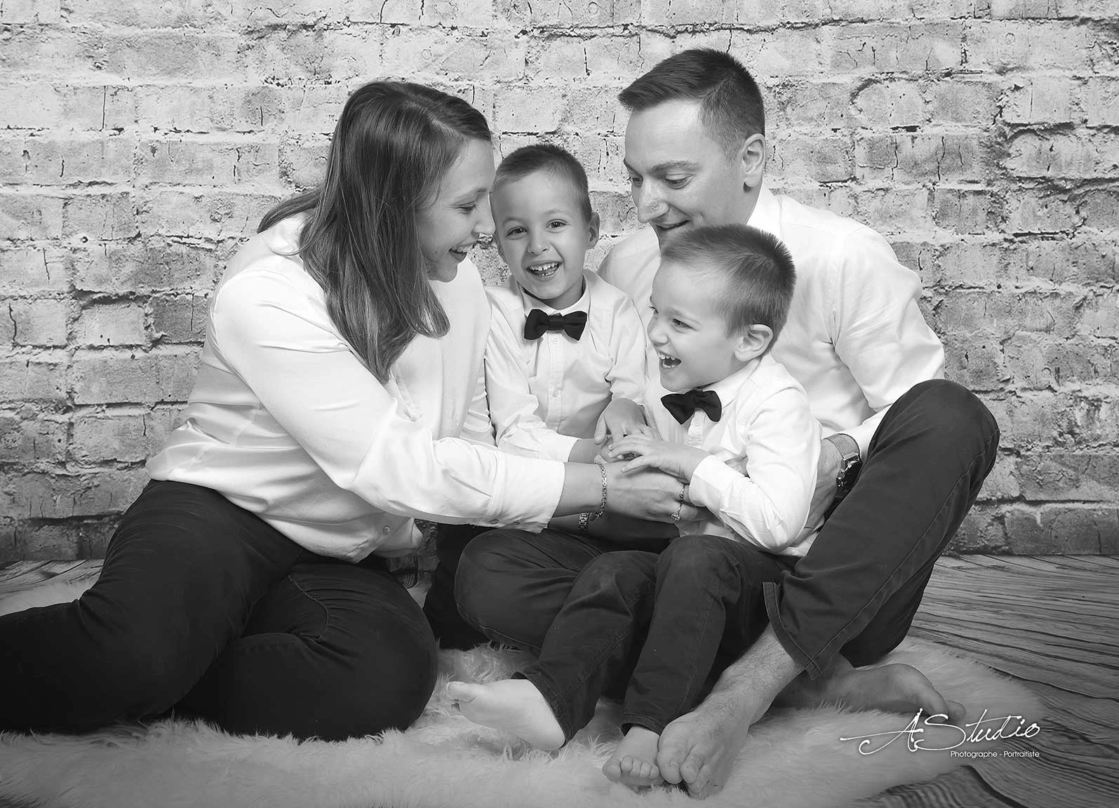 Portrait de famille en noir et blanc réalisé au studio AStudio à Fougères