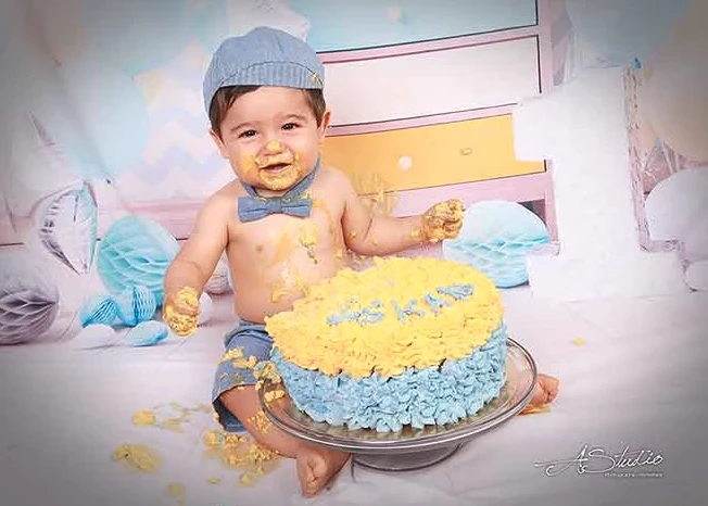 Bébé découvrant son gâteau lors d’une séance Smash the Cake AStudio